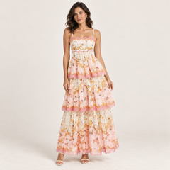 Floraler Traum in Rosa – mehrlagiges Maxikleid am Model