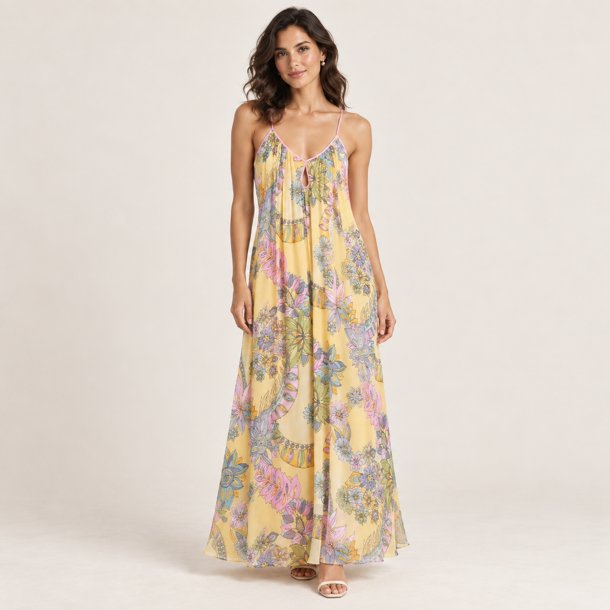 AMÉLIE Chiffon-Maxikleid – florale Passform am Model