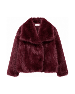 MIRAEE-UNIFORM-2026 | GLAMOUR FLUFFY – Luxuriöser Kunstpelzmantel – Weinrot – freigestellte Produktansicht auf weißem Hintergrund