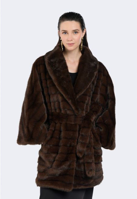 ISABÈLLE - Eleganter Kunstpelz Mantel in braun, stilvoll und elegant mit breitem Kragen und Gürtel.
