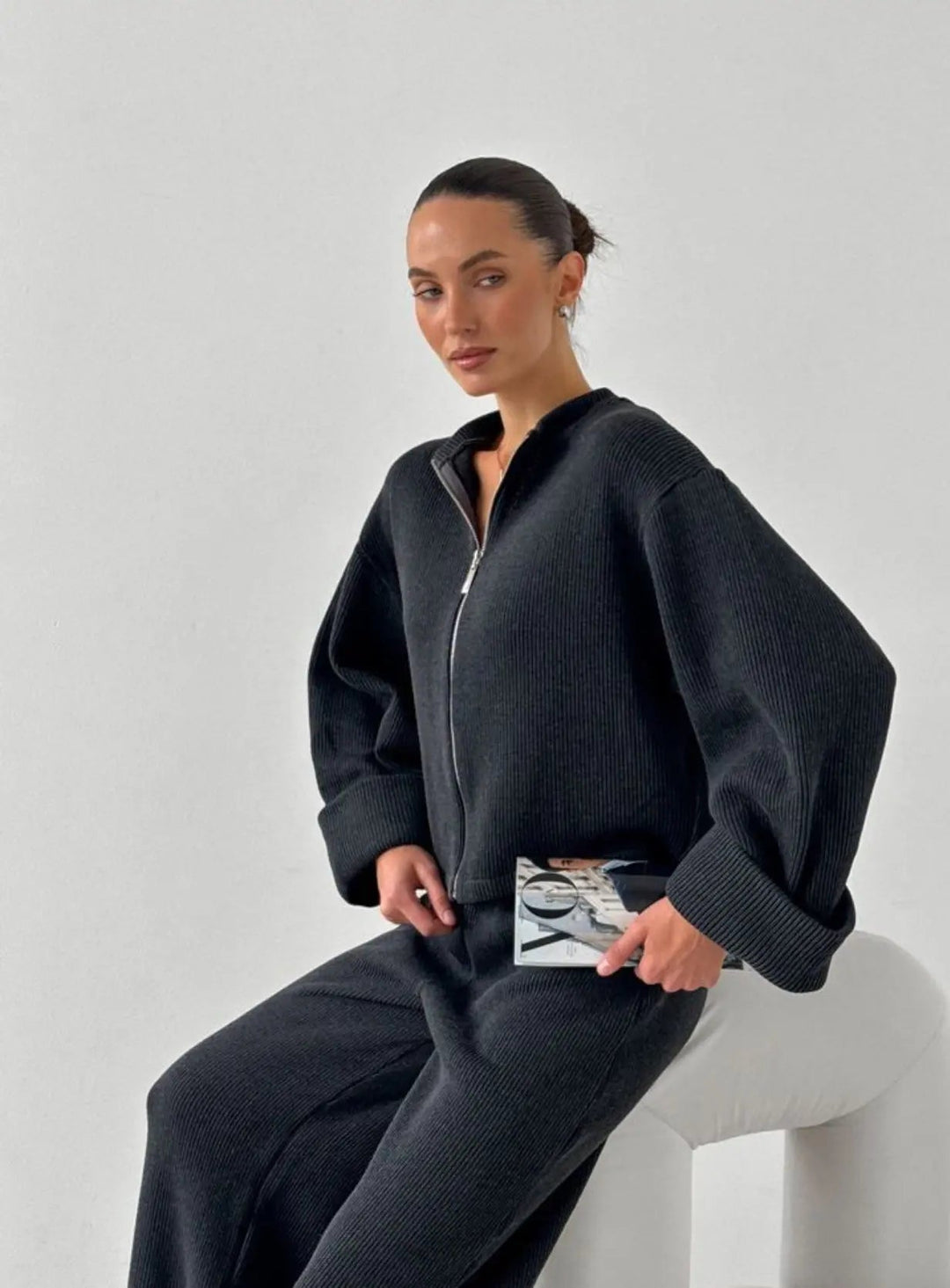 Knit Zip Set – Moderner Strick - Zweiteiler von Miraéeparis - Miraee Paris