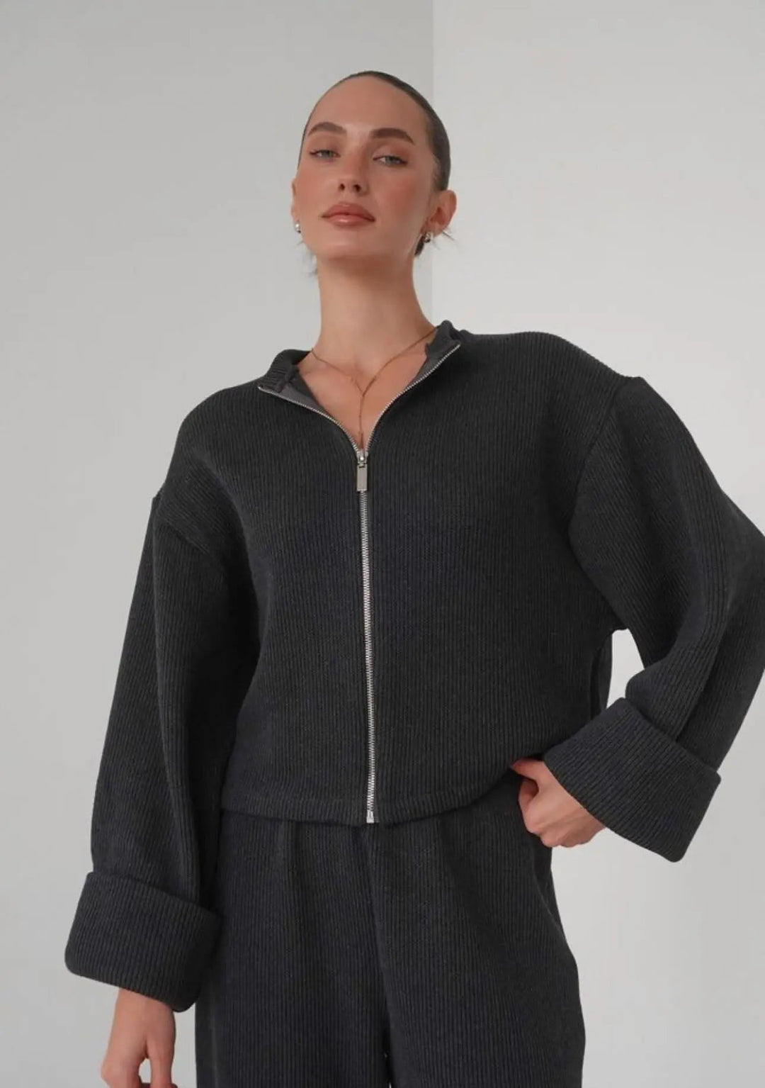 Knit Zip Set – Moderner Strick - Zweiteiler von Miraéeparis - Miraee Paris