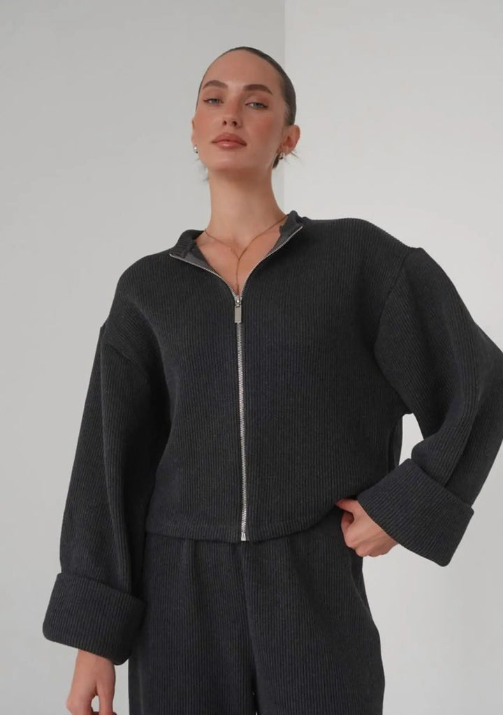 Knit Zip Set – Moderner Strick - Zweiteiler von Miraéeparis - Miraee Paris