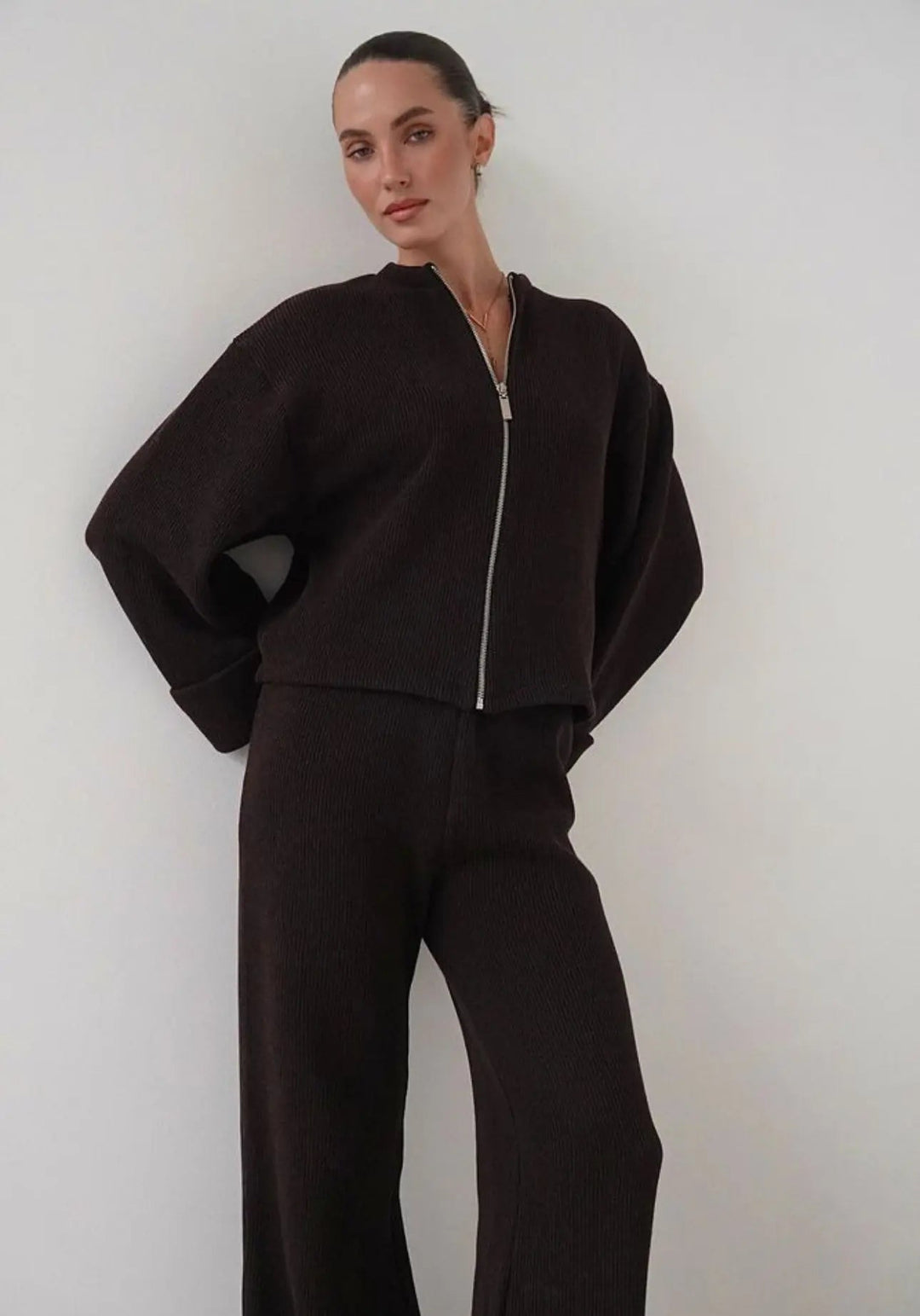 Knit Zip Set – Moderner Strick - Zweiteiler von Miraéeparis - Miraee Paris