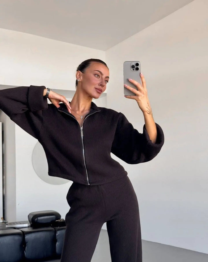 Knit Zip Set – Moderner Strick - Zweiteiler von Miraéeparis - Miraee Paris