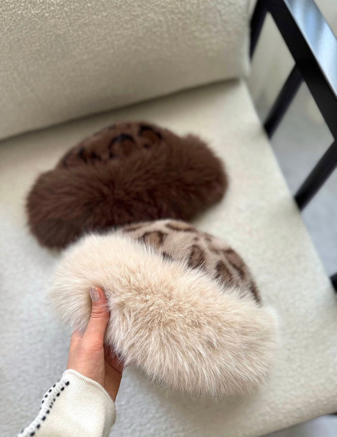 LEO - Beanie im Leoparden-Design in zwei Farben auf einem weißen Stoffhintergrund.