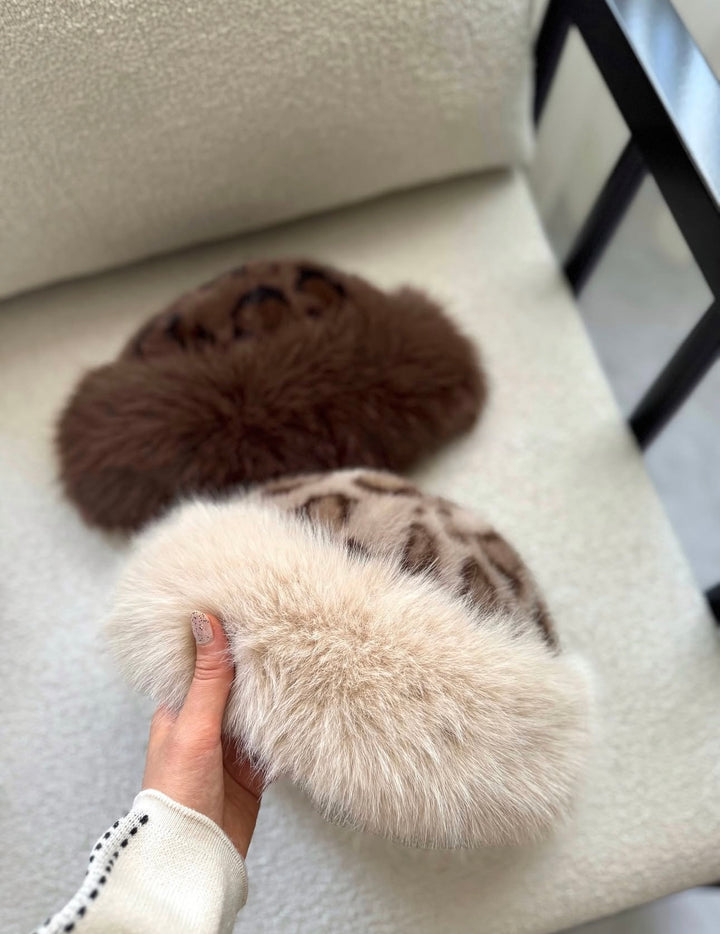 LEO - Beanie im Leoparden-Design in zwei Farben auf einem weißen Stoffhintergrund.