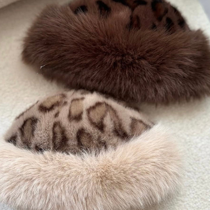 LEO - Beanie im Leoparden-Design in braun und beige, kombiniert mit stylishen Kunstfellbesätzen.