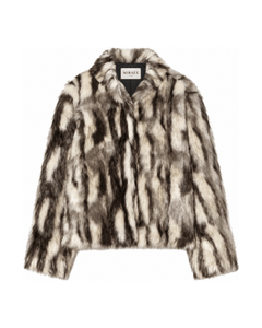 MIRAEE-UNIFORM-2026 | LUNA – Animal Print Kunstpelz-Stehkragenjacke – freigestellte Produktansicht auf weißem Hintergrund