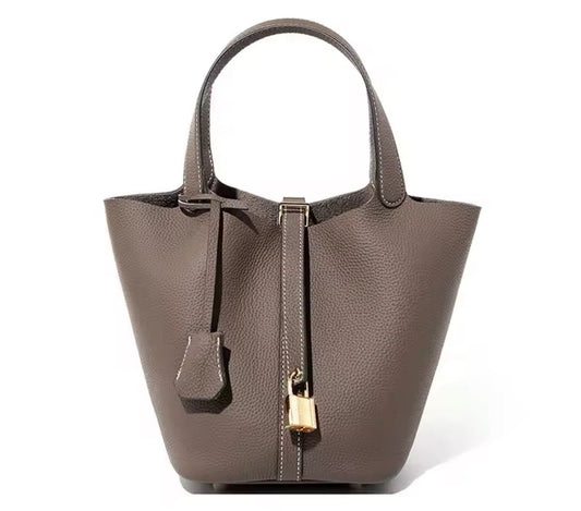 Luxe Bucket Bag mit Schlossdetail – Echtleder in Strukturoptik - Miraee Paris