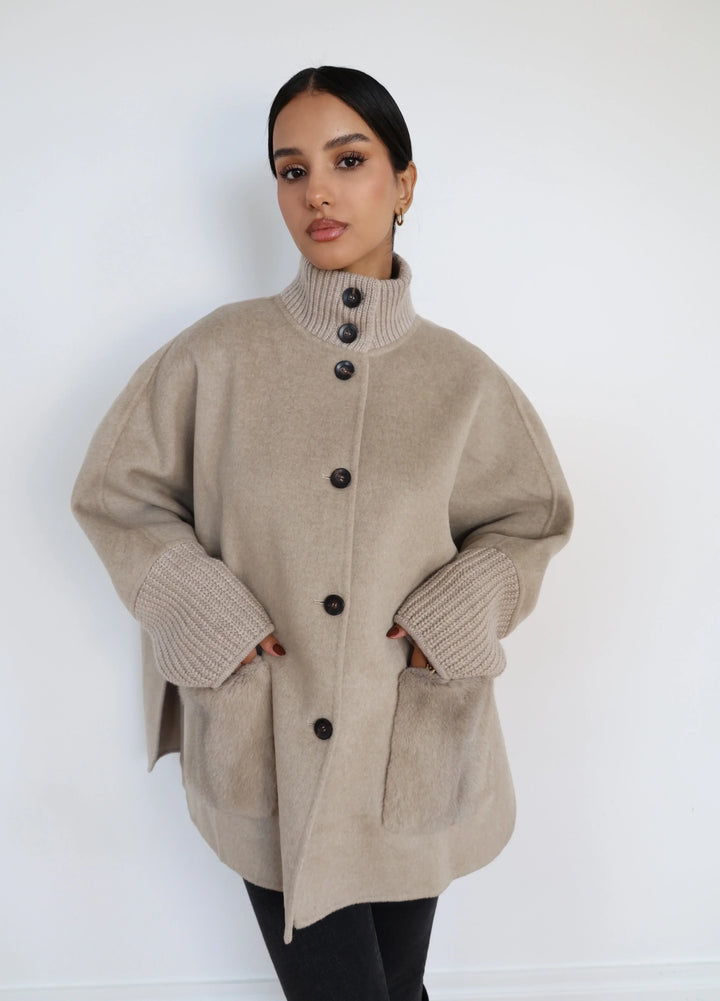 LUXE SUEDE - Elegante Damenjacke in beige mit hohem Kragen und Knopfleiste, ideal für stilbewusste Frauen.