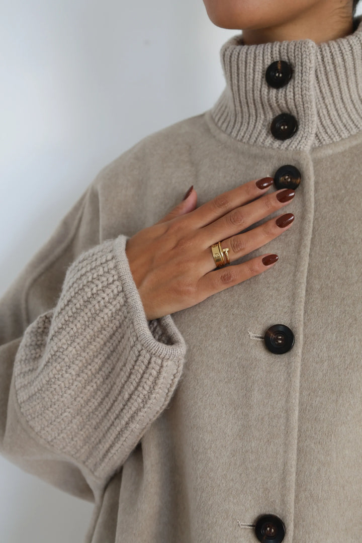 LUXE SUEDE - Elegante Damenjacke mit hochgeschlossenem Kragen und großen Knöpfen in elegantem Design.