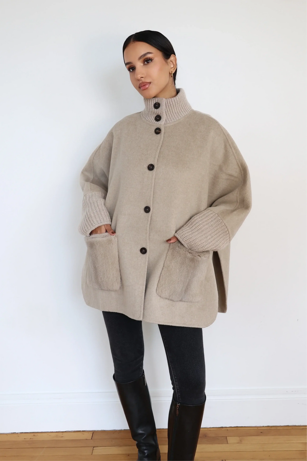 LUXE SUEDE - Elegante Damenjacke in beige, mit hohem Kragen und Taschen, ideal für stilbewusste Frauen.