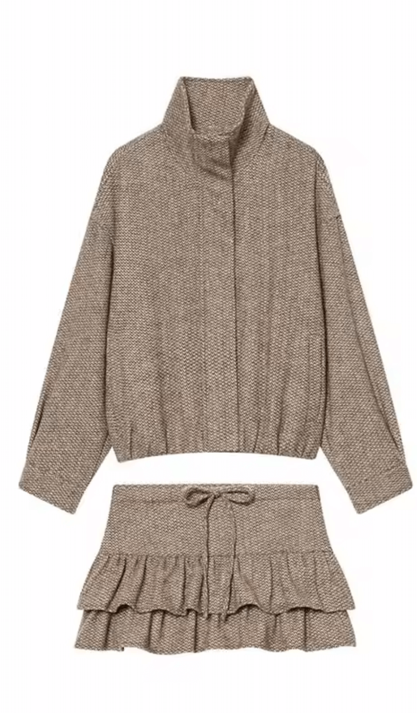 MARINA – Luxuriöses Damen‑2‑Teiler‑Set in Braun mit eleganter Jacke und Rüschenshorts für stilvolle Outfits.