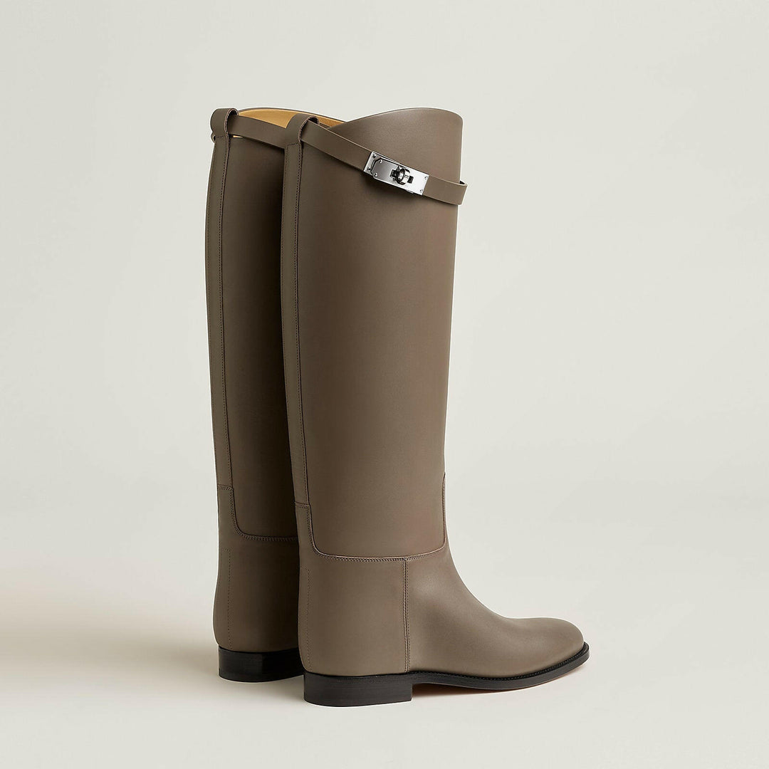 Luxuriöse Lederstiefel im eleganten Reitstil – Zeitloses Design.