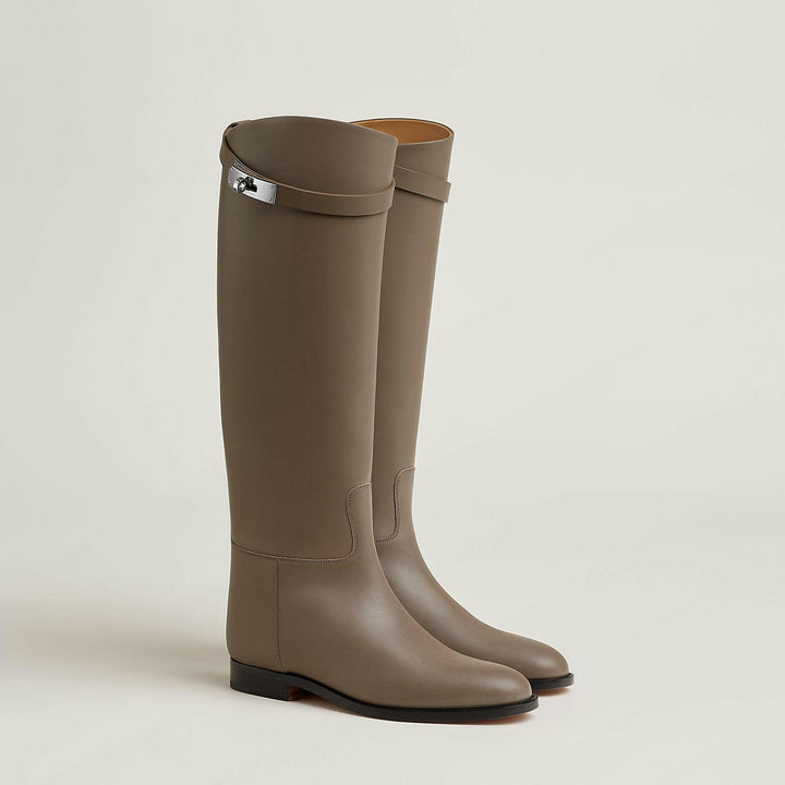 Luxuriöse Lederstiefel im eleganten Reitstil – Zeitloses Design.