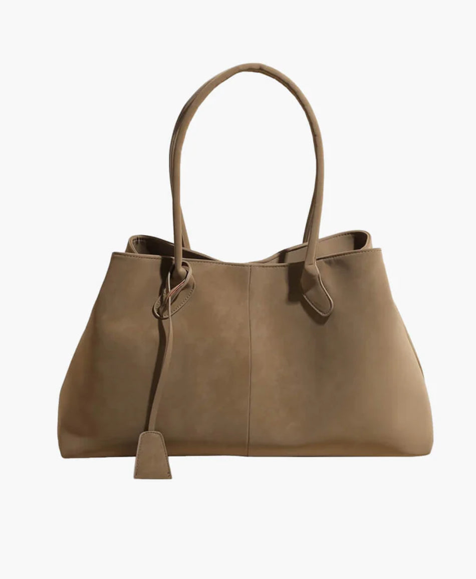 MILA – Stilvolle Ledertasche für jeden Tag, handgefertigt aus hochwertigem pflanzlich gegerbtem Rindsleder.