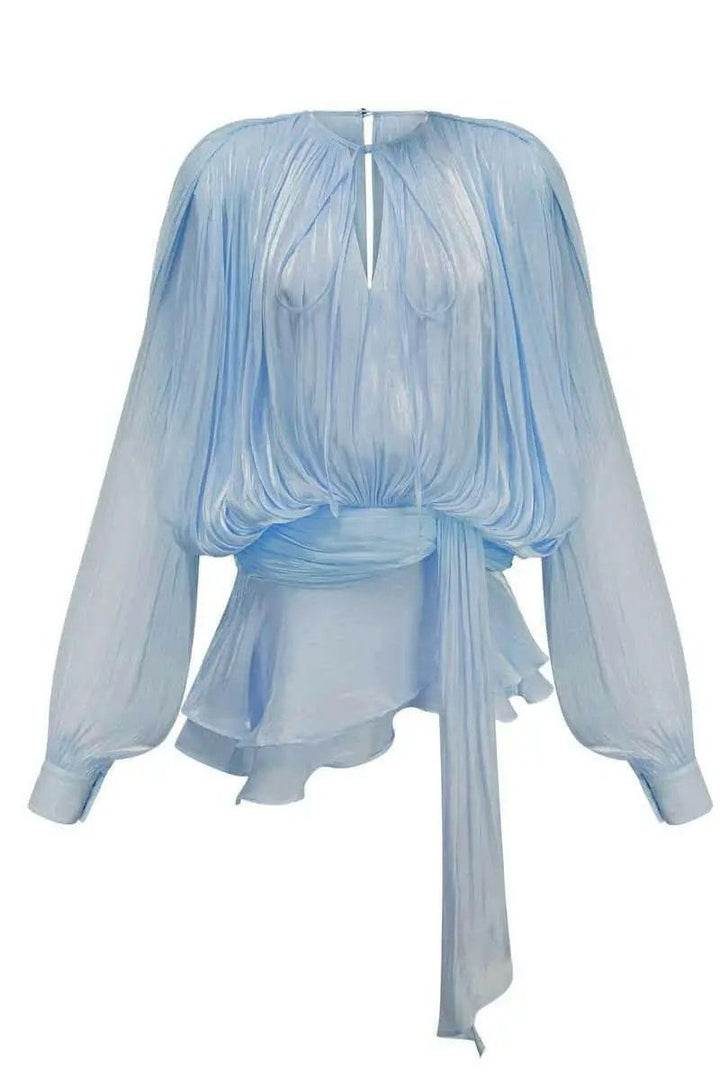 Elara Plissee-Kleid in Himmelblau – elegantes Damenkleid mit fließendem Stoff und feinen Plisseefalten.