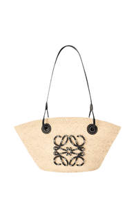Kleine geflochtene Mini-Korbtasche mit schwarzen Lederhenkeln und elegantem Design von Miraee Paris.