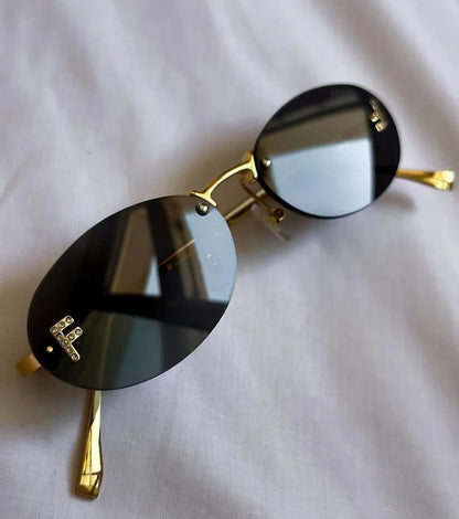 Sonnenbrille mit goldfarbenem Rahmen & Kristalldetails – Damen Accessoire mit Stil - Miraee Paris 