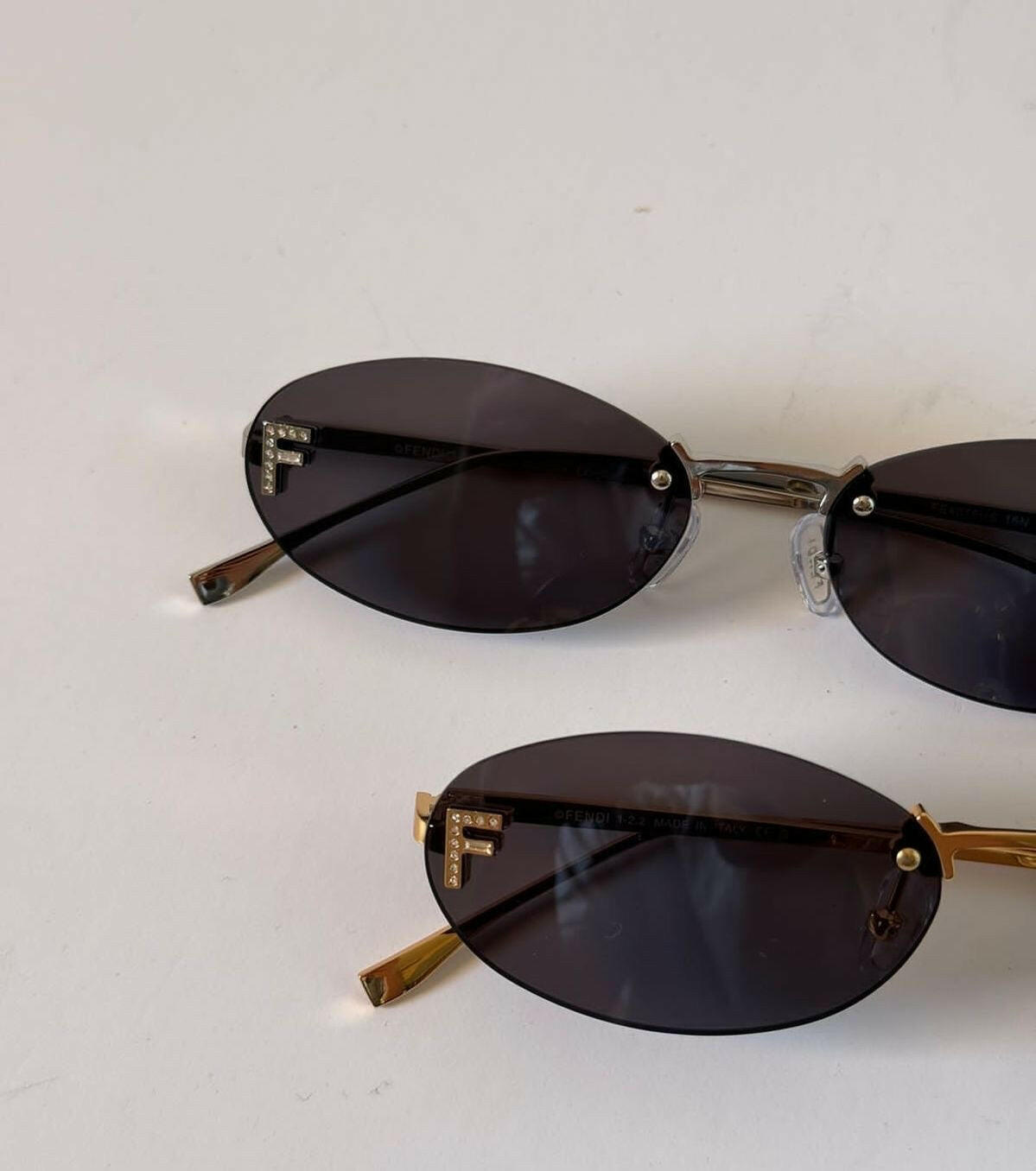 Sonnenbrille mit goldfarbenem Rahmen & Kristalldetails – Damen Accessoire mit Stil - Miraee Paris 