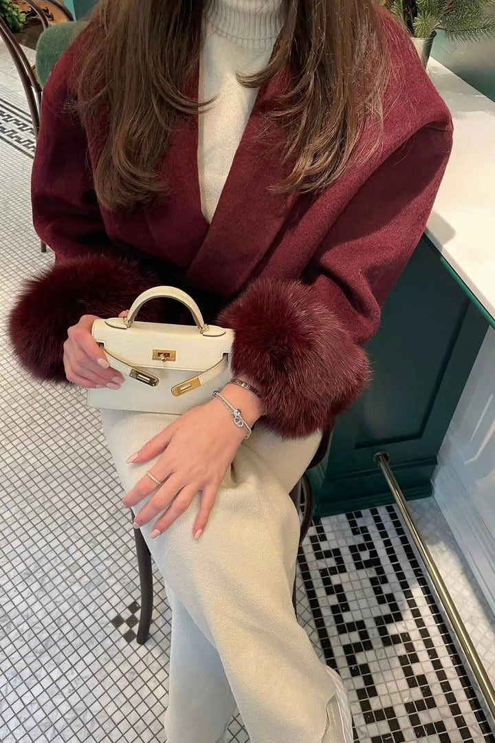 ARCTIC GRACE – Eleganter Wollmantel für Damen mit Kunstpelzärmeln und eleganter Handtasche, ideal für stilvolle Outfits.