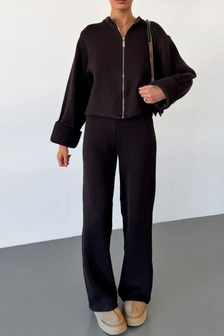 Knit Zip Set – Moderner Strick-Zweiteiler in Schwarz mit weitem Oberteil und Hose, stilvoll und bequem, Damenmode online kaufen.