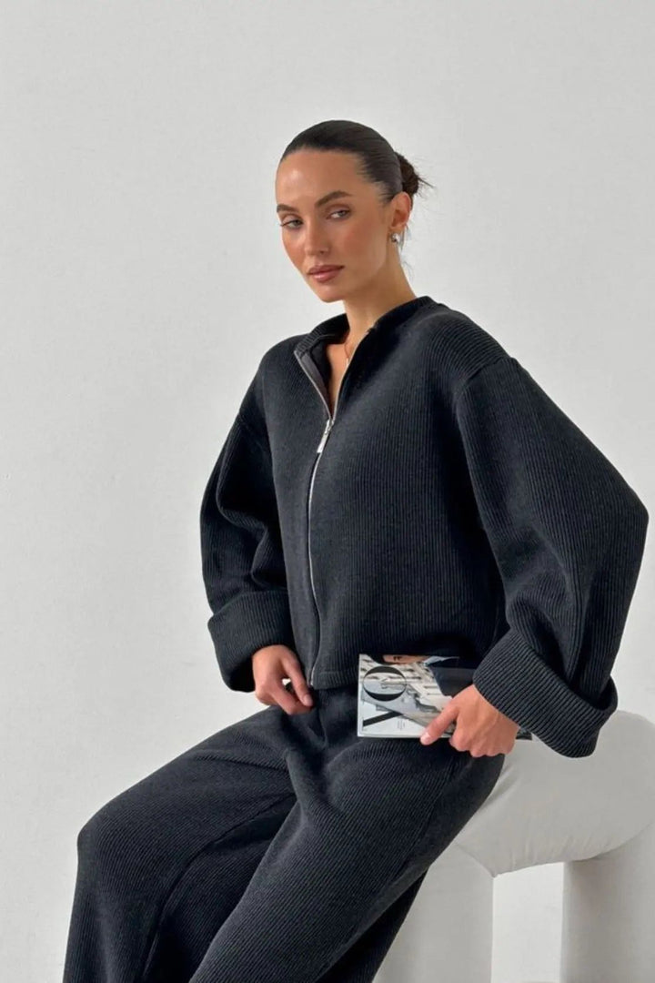 Knit Zip Set – Moderner Strick-Zweiteiler in elegantem Schwarz, kombiniert mit fließender Hose.