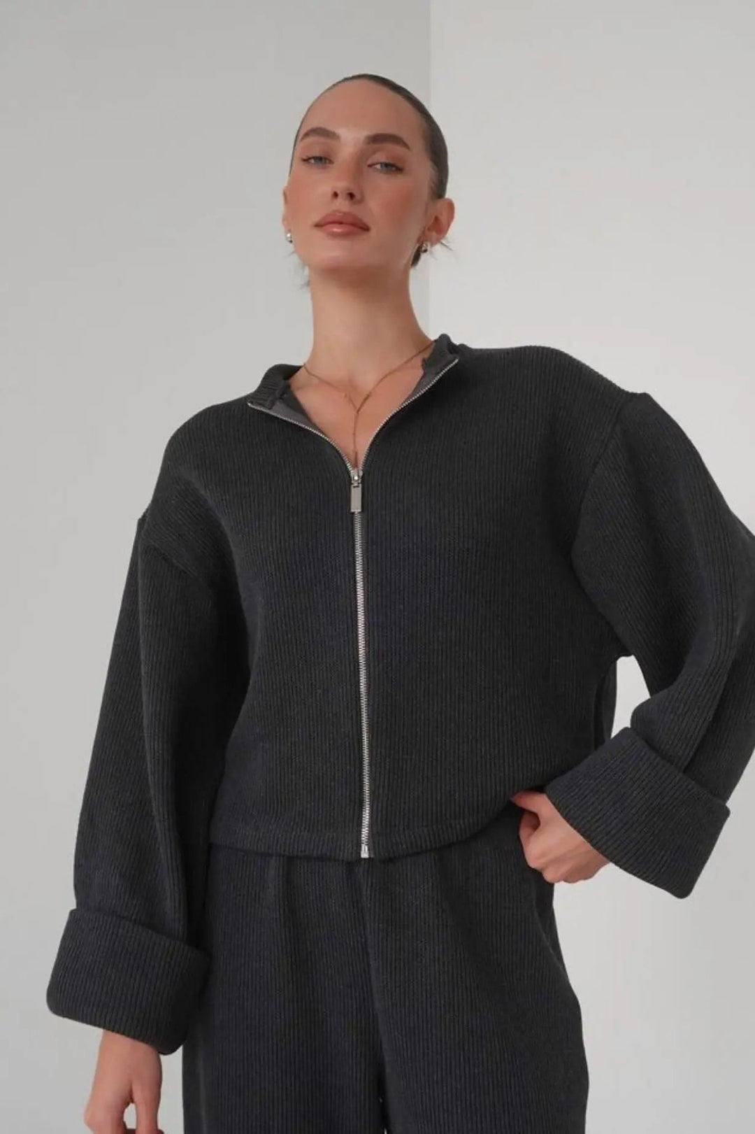 Knit Zip Set – Moderner Strick-Zweiteiler mit lockerem Schnitt und Reißverschluss für Damenmode online kaufen.