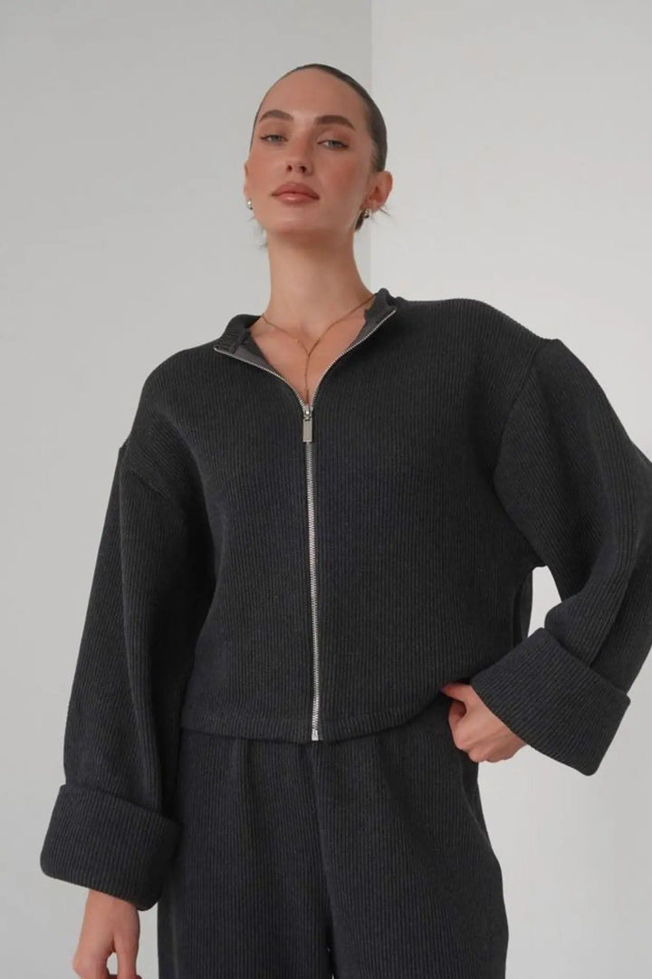 Knit Zip Set – Moderner Strick-Zweiteiler mit lockerem Schnitt und Reißverschluss für Damenmode online kaufen.