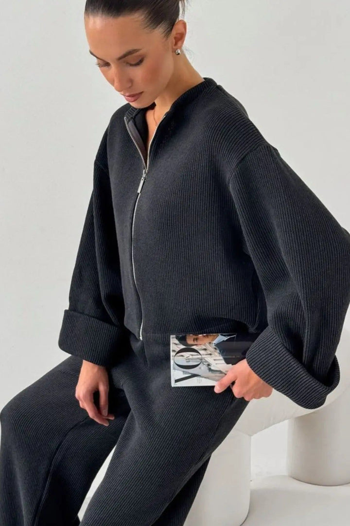 Knit Zip Set – Moderner Strick-Zweiteiler in Schwarz, kombiniert mit einer modischen Zeitschrift.