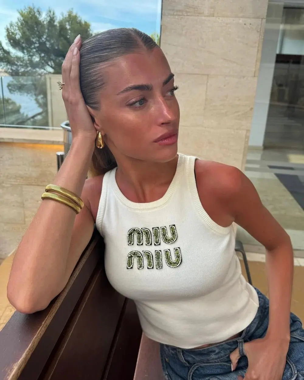 Ribbed Glam Tank – Damen Top mit Strass-Schriftzug.