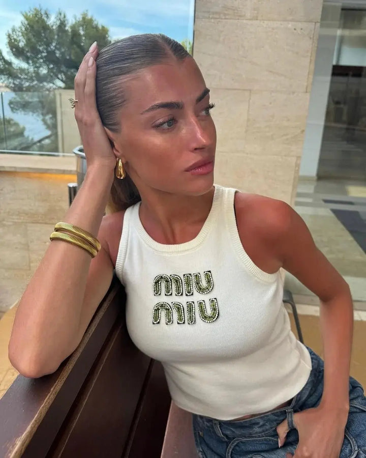 Ribbed Glam Tank – Damen Top mit Strass-Schriftzug.