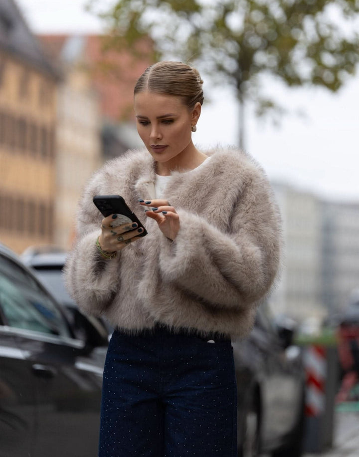 DIVINE – Luxuriöse Kunstpelzjacke mit Eleganzfaktor, kombiniert mit stilvollen Jeans in der Stadt.