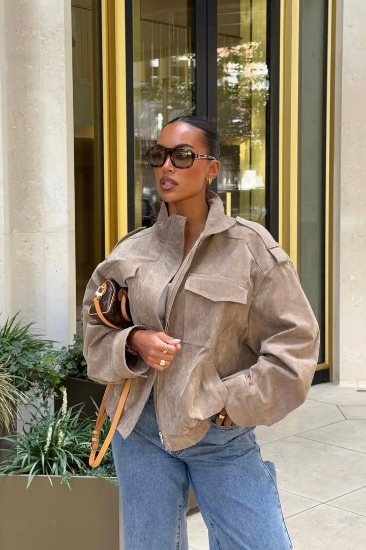 Exklusive Lederjacke im Utility-Design, kombiniert mit trendigen Accessoires und lässigen Jeans, für stilvolle Damenmode.