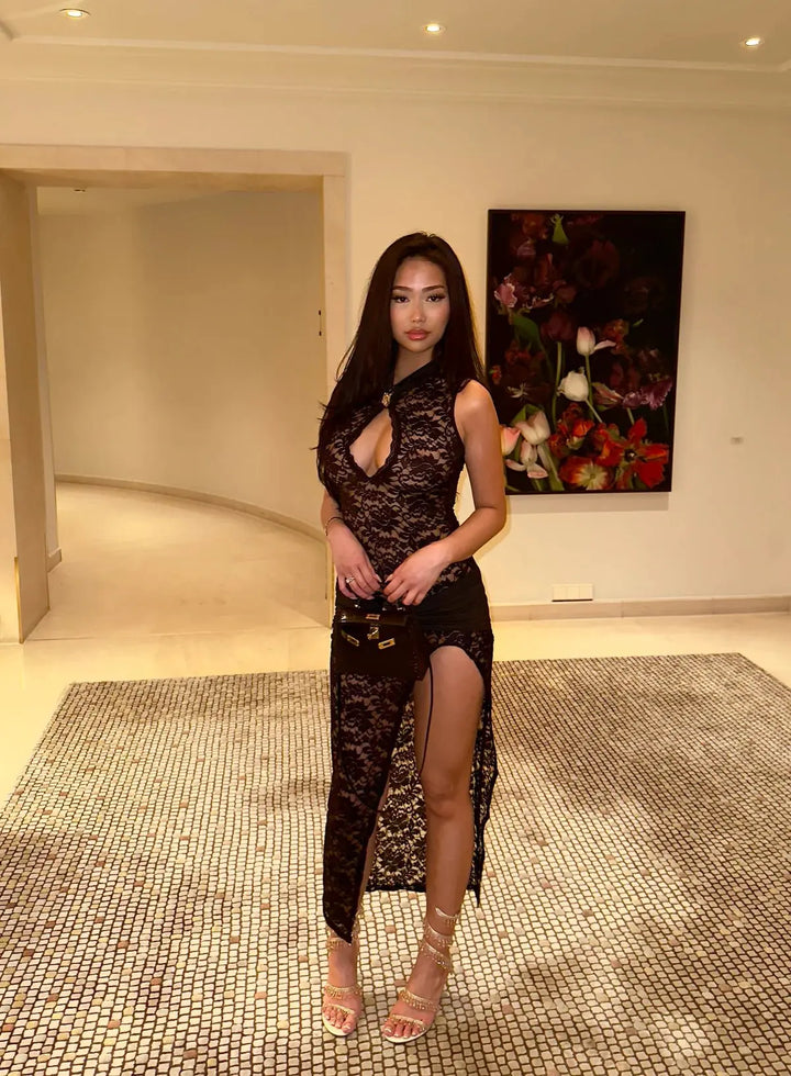 Midikleid aus Spitze mit Keyhole-Ausschnitt.