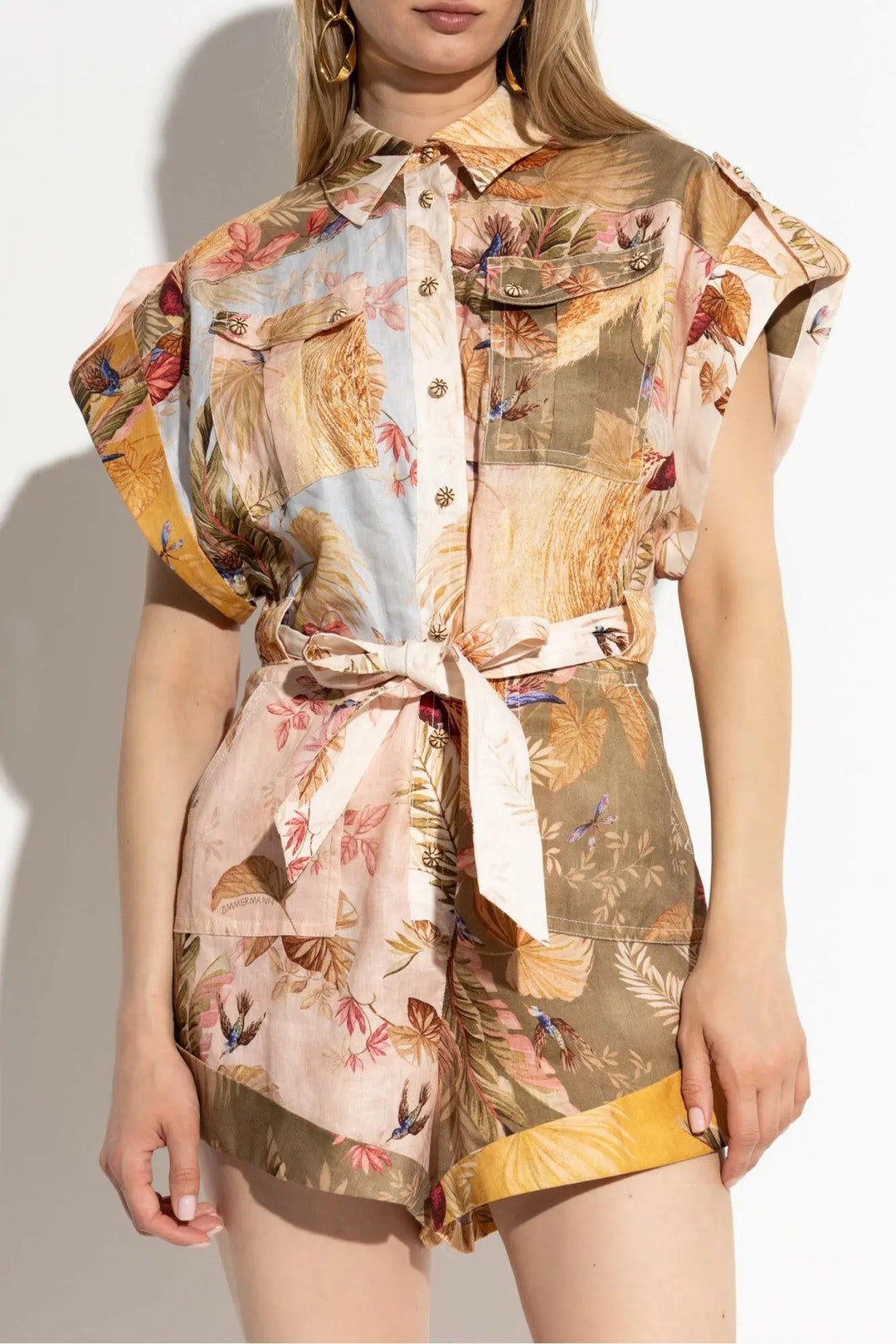 Romy – Sommerlicher Gürtel-Jumpsuit im Botanical-Print.