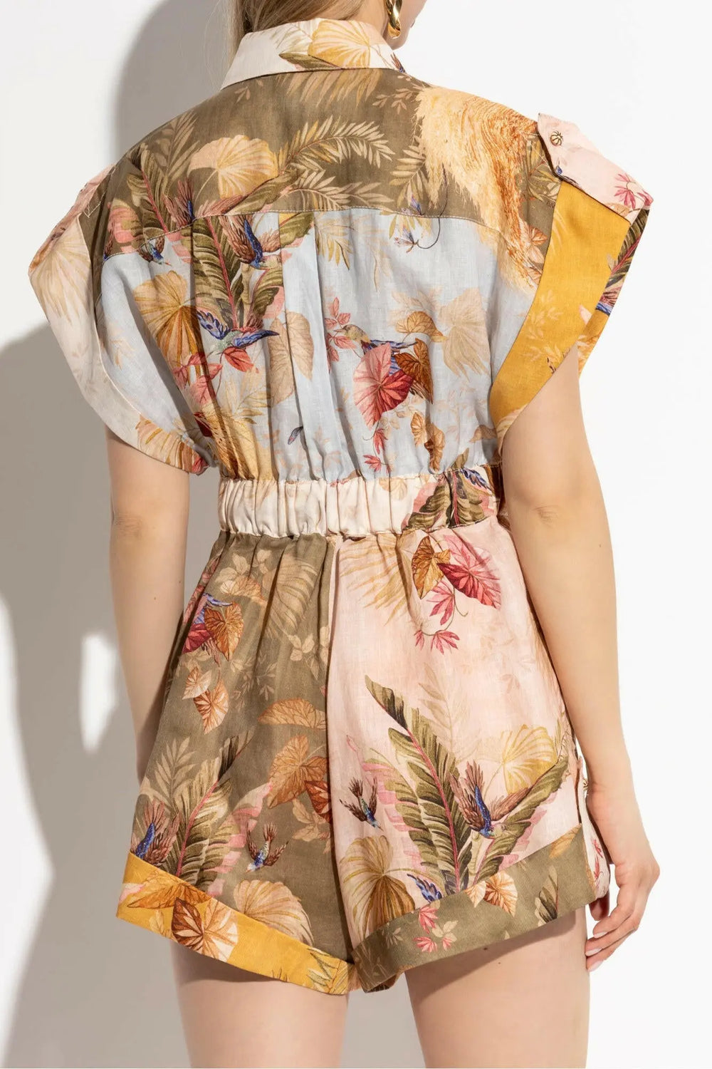 Romy – Sommerlicher Gürtel-Jumpsuit im Botanical-Print.