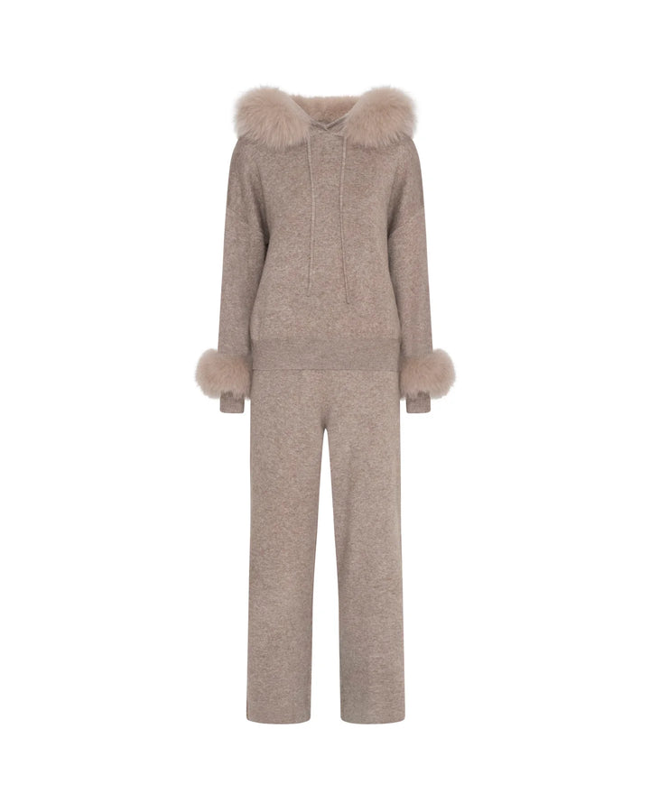Amélie Chic Set in soft beige with fur-lined hoodie and cuffs, offering a stylish and elegant look for women.
