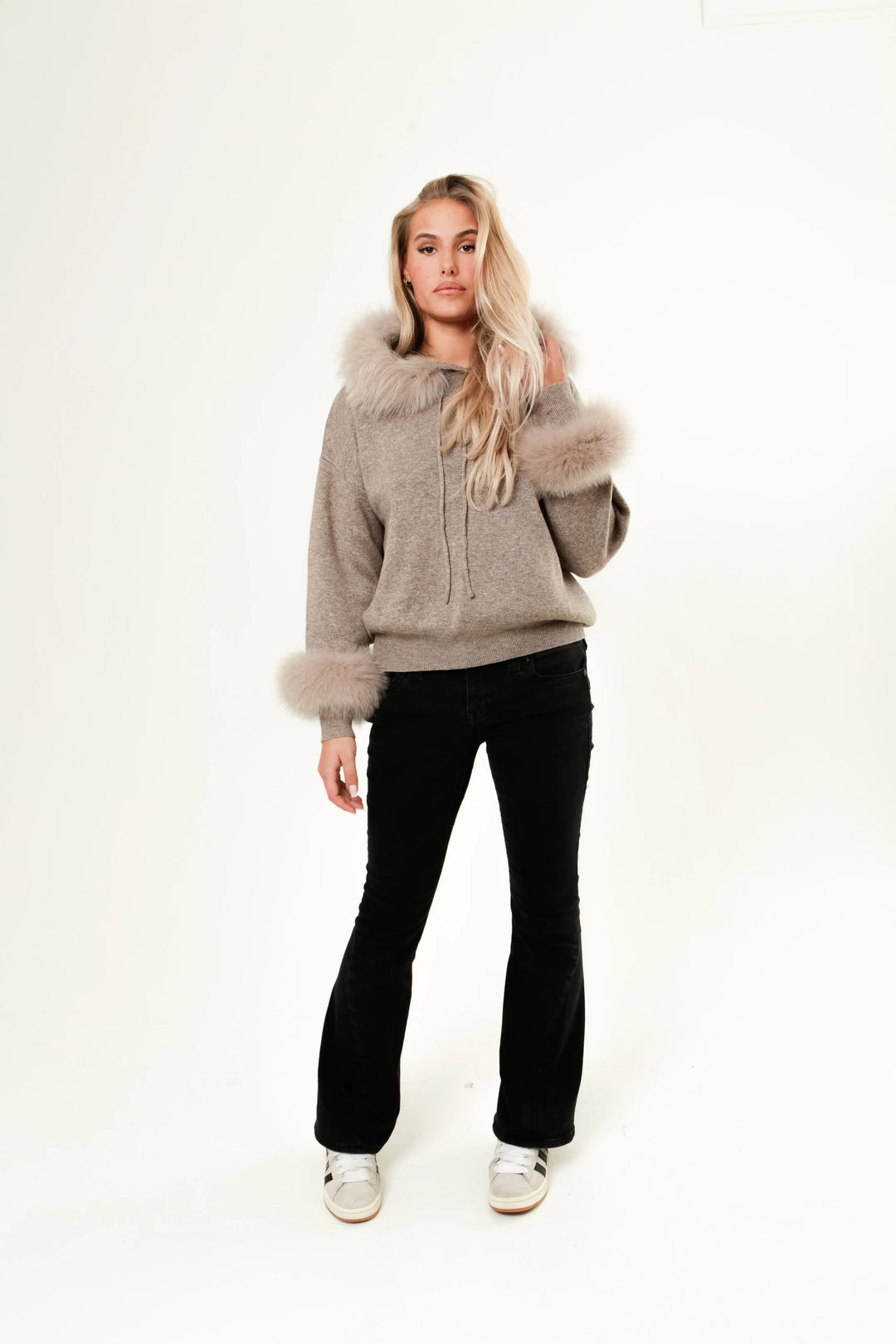 Dame im Amélie Chic Set mit flauschiger Kapuze und eleganten Ärmeln, stilvoll präsentiert für Damenmode online kaufen.