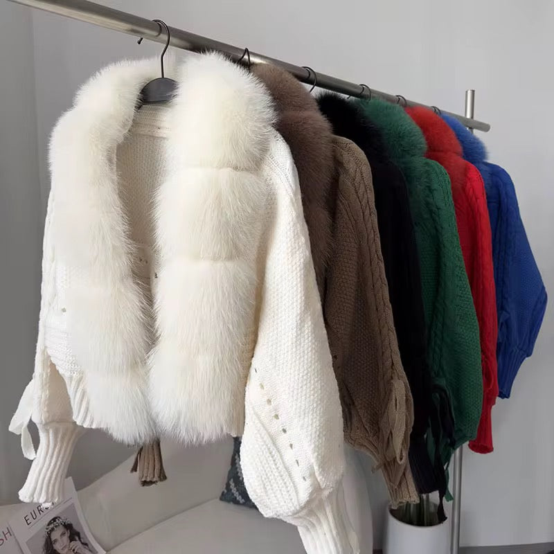 LUMINA – Winter Cardigan mit Kunstpelzkragen in verschiedenen Farben auf einem Kleiderständer.