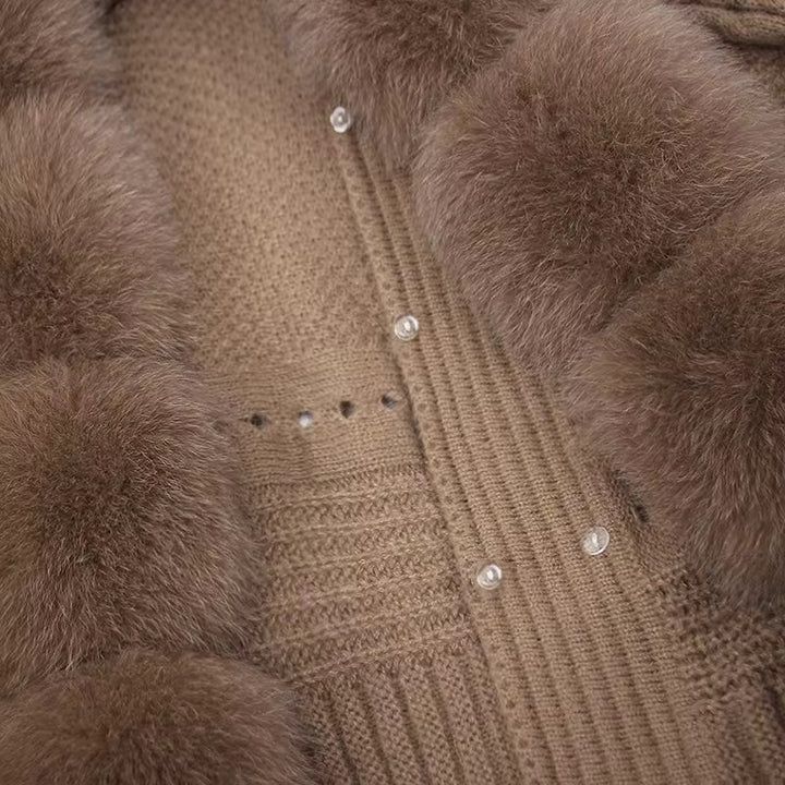 LUMINA – Winter Cardigan mit Kunstpelzkragen, luxuriöser Strick und flauschigem Kunstpelzkragen in braun.