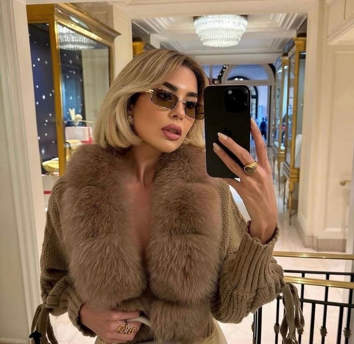 LUMINA – Winter Cardigan mit Kunstpelzkragen in elegante Outfits, kombiniert mit modischen Accessoires und stylishen Sonnenbrillen.