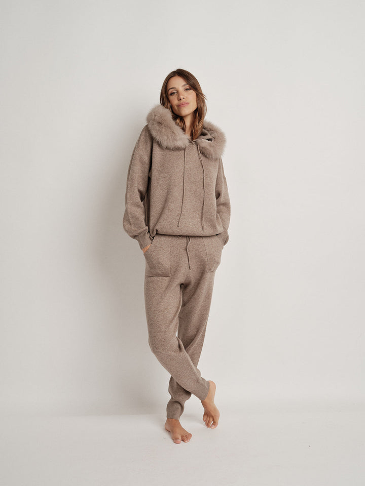 Bella Cashmere Lounge Set mit Hoodie und Jogger-Hose in elegantem, beigem Design.