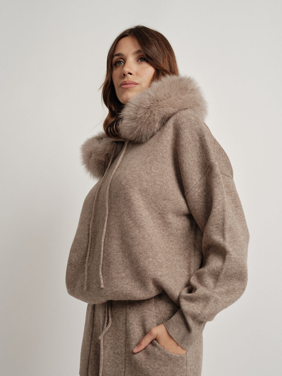 Bella Cashmere Lounge Set mit luxuriösem Fellbesatz am Hoodie für eleganten Komfort.