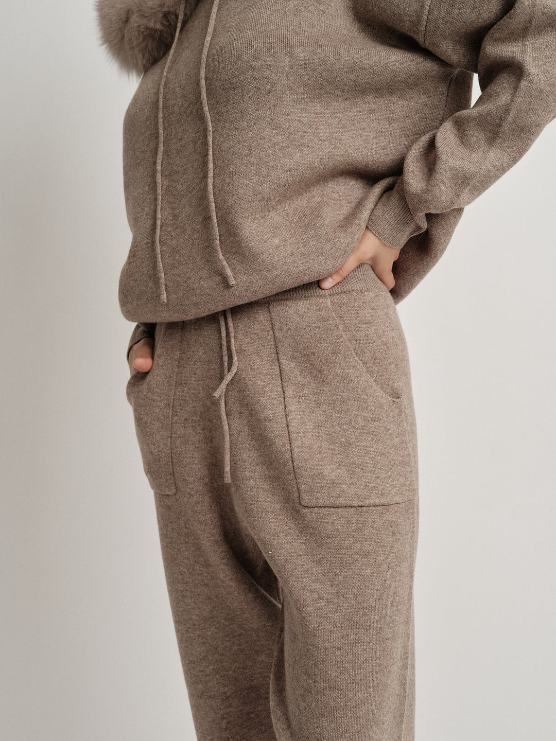 Detailansicht des Bella Cashmere Lounge Set, bestehend aus einem Hoodie und Jogger-Hose in elegantem Braun.