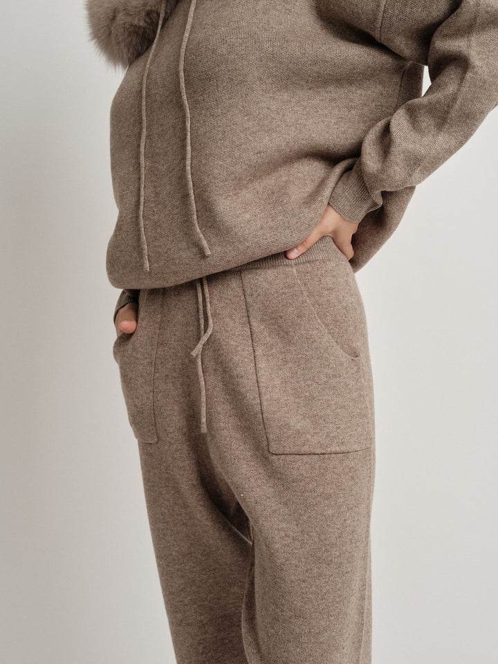 Detailansicht des Bella Cashmere Lounge Set, bestehend aus einem Hoodie und Jogger-Hose in elegantem Braun.