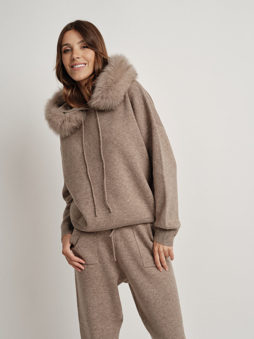 Bella Cashmere Lounge Set: elegant und komfortabel, mit Hoodie und Jogger-Hose für stilvolle Casual-Outfits.
