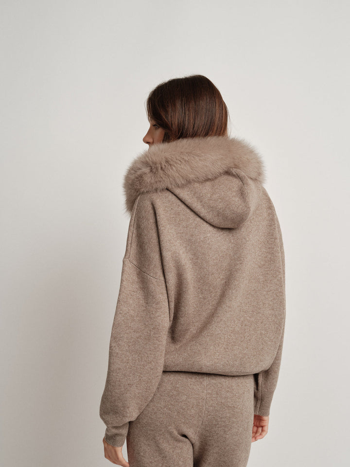 Bella Cashmere Lounge Set von Miraée Paris mit luxuriösem Fellbesatz an der Kapuze für Damenmode online kaufen.