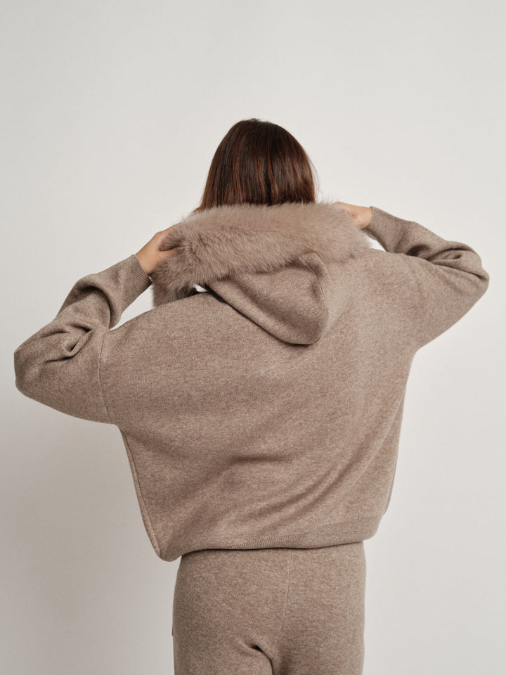 Bella Cashmere Lounge Set mit Hoodie und luxurösem Fellbesatz für Damenmode online kaufen.